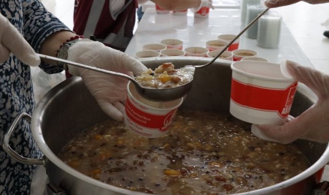 İzmit'in dört bir yanında aşure dağıtıldı