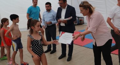 İzmit'in minik yüzücüleri sertifikalandı