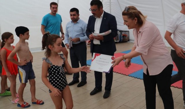 İzmit'in minik yüzücüleri sertifikalandı