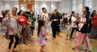 İzmit'te kadınlar matinede gönüllerince eğlendi