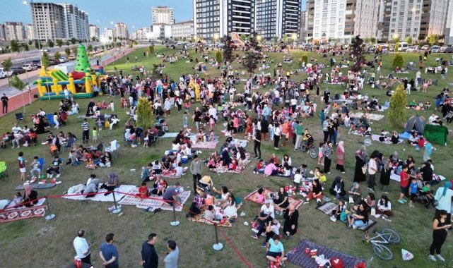 Kayseri Melikgazi'de açık hava sinema keyfi sürüyor