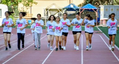 Kır Çiçekleri şampiyon kızlar yetiştiriyor