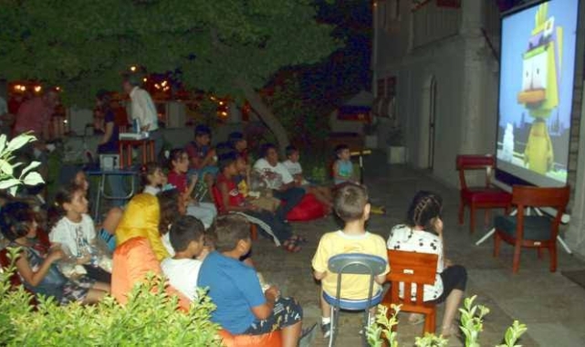 Kütüphanede çocuklara sinema etkinliği