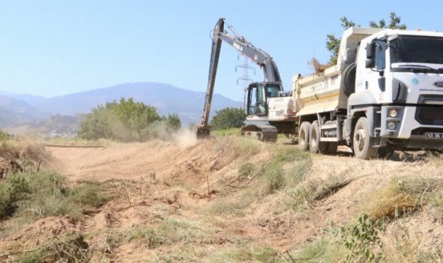 Manisa Alaşehir'de dere temizliği sürüyor