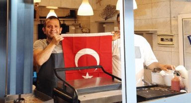 Manisa Zabıtası'ndan vatandaşlara Türk bayrağı