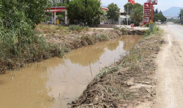 Manisa'da derelerin olası taşkınlara karşı temizliği sürüyor