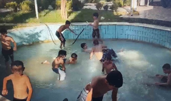 Mardinde çocuklar süs havuzunda serinledi