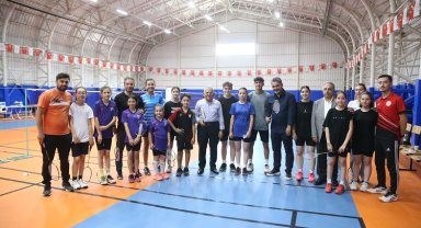 Memduh Büyükkılıç badmintoncularla buluştu