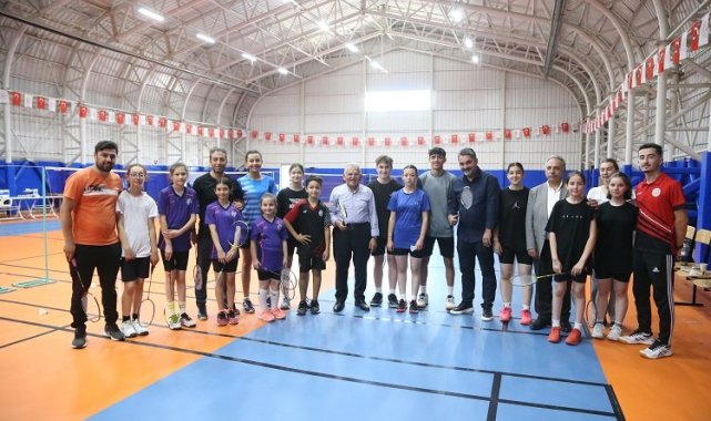 Memduh Büyükkılıç badmintoncularla buluştu