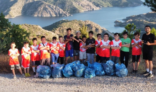 Minik futbolcular çevre temizliği yaptı