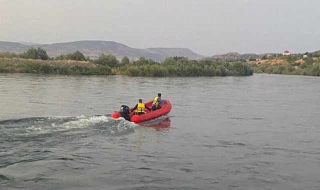 Murat Nehri'nde balık tutarken mahsur kaldılar!