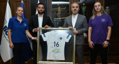 Poyrazın Kızları'ndan sezon öncesi Başkan Aktaş'a nezaket