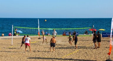 Sahilde ücretsiz voleybol keyfi