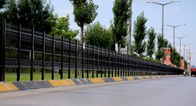 Sakarya'da yayaların hayatına plastik bariyer