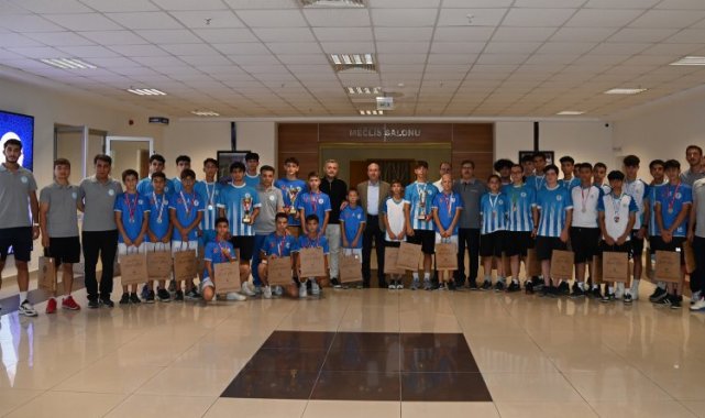 Selçuklulu şampiyon hokeycilerden Başkan Pekyatırmacı'ya ziyaret