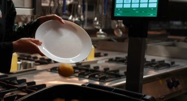 Yemekhanede gıda atıklarını ölçümlüyor