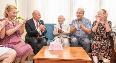 Başkan Soyer asırlık çınar İsmail İnceboy'u ziyaret etti