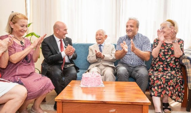 Başkan Soyer asırlık çınar İsmail İnceboy'u ziyaret etti