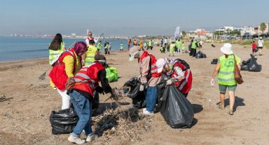 Dünya Temizlik Günü'nde sahilleri temizlediler