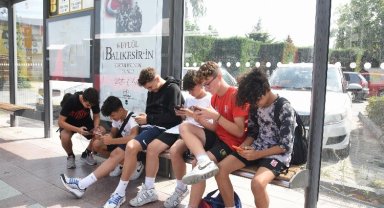 Gençler yeni mekanı otobüs durakları!