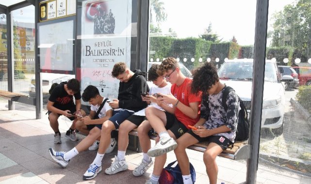 Gençler yeni mekanı otobüs durakları!