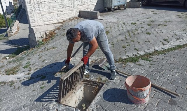 Gördes'te yağmursuyu ızgaraları temizleniyor