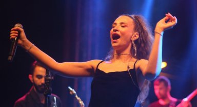 Irmak Arıcı'dan 'nostalji' şov