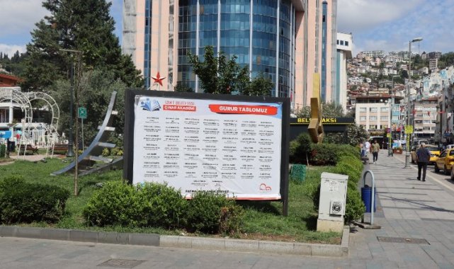 İzmit'in billboardları Çınar'ın gurur tablosu ile süslendi