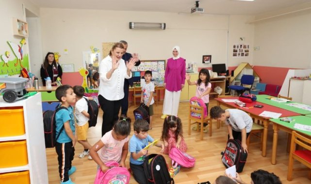İzmit'te Başkan Hürriyet, öğrencileri hediyelerle sevindirdi