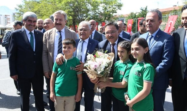 Kayseri'de ilk ders zili çaldı