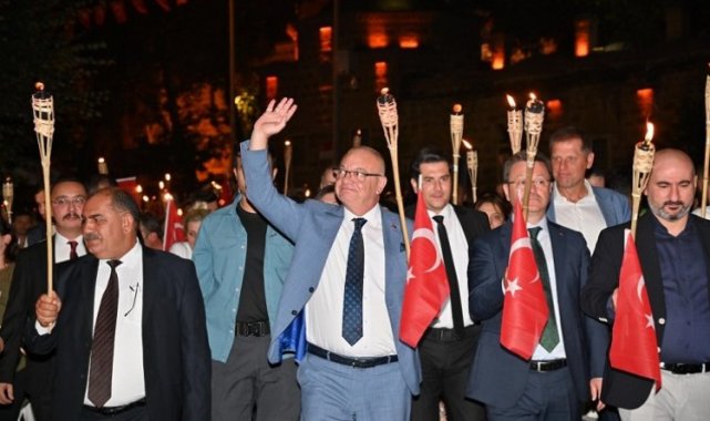 Manisa Fener Alayı'yla kurtuluşunu ışıklandırdı