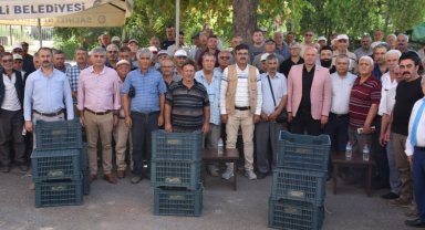 Manisa Salihli'de 9 bin adet meyve kasası dağıttı