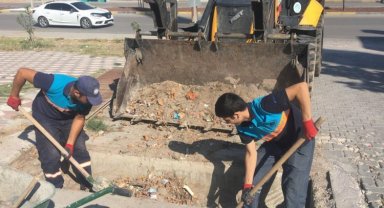 Manisa'da olası taşkınlara karşı ızgaralar temizleniyor