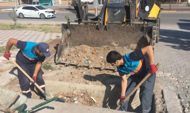 Manisa'da olası taşkınlara karşı ızgaralar temizleniyor
