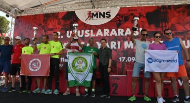 Manisalı atletler uluslararası maratonda kupa kaldırdı