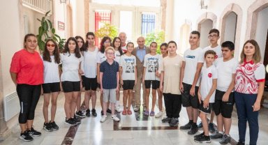Milli takım sporcuları Başkan Soyer'i ziyaret etti