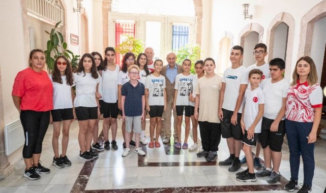 Milli takım sporcuları Başkan Soyer'i ziyaret etti