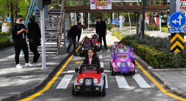 Minikler direksiyon başına geçiyor