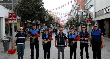 Sakarya Zabıtası'ndan vatandaşa ve esnafa karanfil