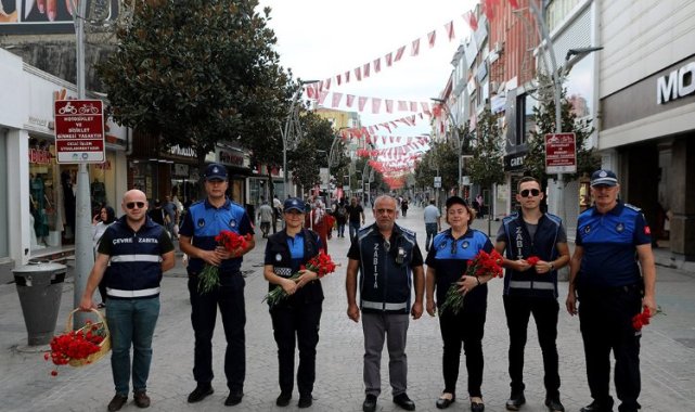 Sakarya Zabıtası'ndan vatandaşa ve esnafa karanfil