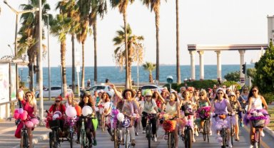 Süslü kadınlar pedal çevirdi