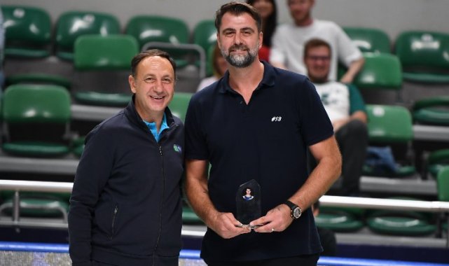 TOFAŞ'tan Mehmet Okur'a teşekkür plaketi