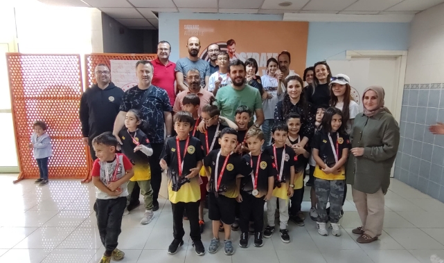 Turnuvalar sonrası minikler ödüllerini aldı