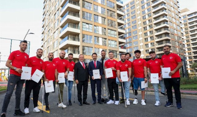 Ampute Milli Futbol Takımı'na evleri teslim edildi