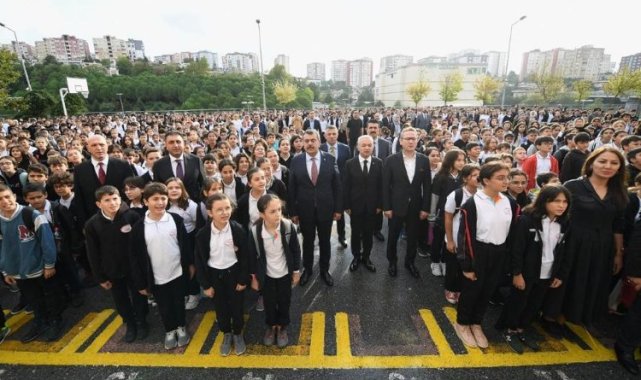Bakan Tekin İstanbul'da bayrak törenine katıldı