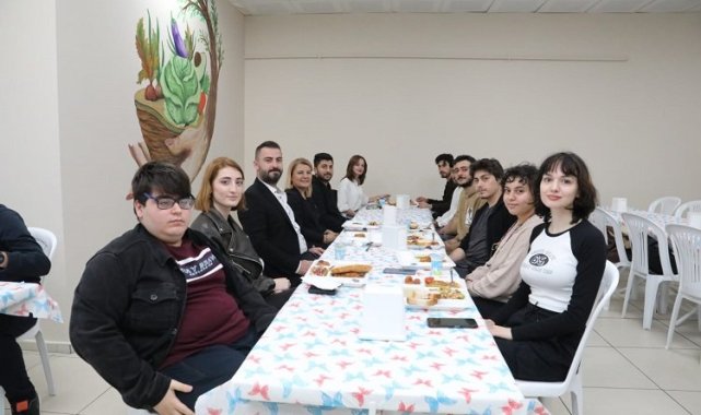 Başkan Hürriyet, 'Anne Eli' tutanlarla buluştu