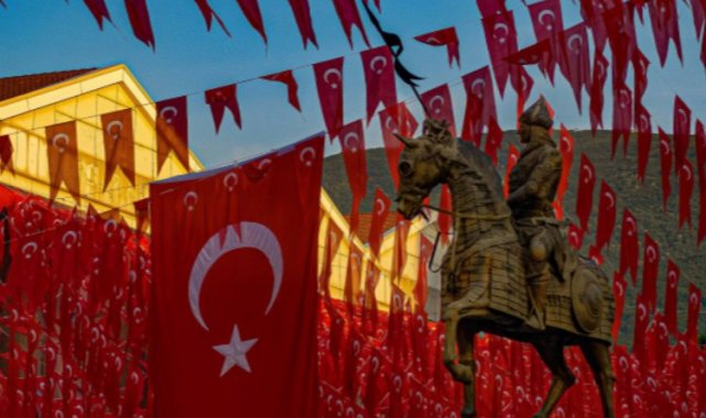 Bursa Yıldırım'da sanatçılardan bayrak resitali