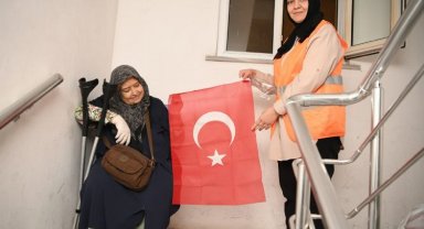 Çayırova'dan esnaf ve vatandaşlara Türk Bayrağı