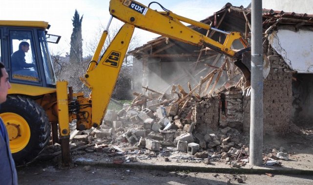 Karacabey'de metruk binalara yıkım