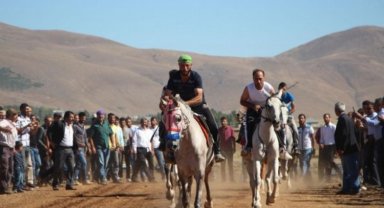 Karlıova'da Geleneksel At Yarışı coşkusu